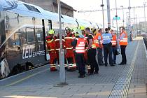 Nehoda vlaku LeoExpress na přerovském nádraží. Zraněné osoby sanitky převezly do přerovské nemocnice