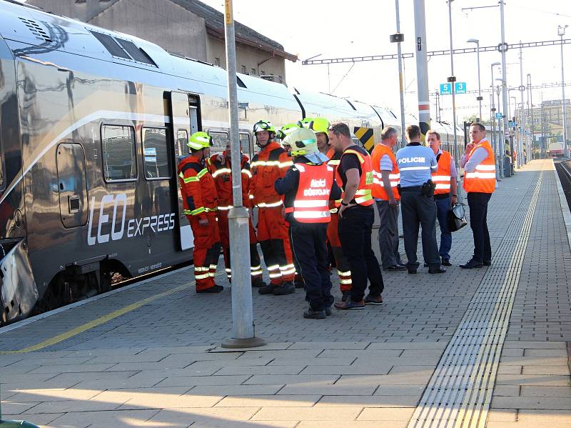 Nehoda vlaku LeoExpress na přerovském nádraží. Zraněné osoby sanitky převezly do přerovské nemocnice