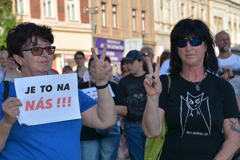 Demonstrace proti Andreji Babišovi na náměstí T. G. Masaryka v Přerově - 11. 6. 2019