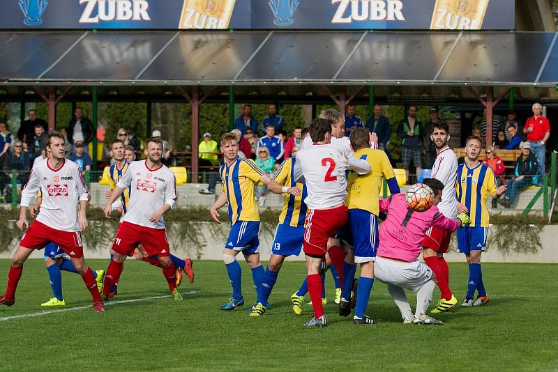 Fotbalisté Kozlovic (v pruhovaném) proti Valašskému Meziříčí. Foto: Deník/Jan Pořízek