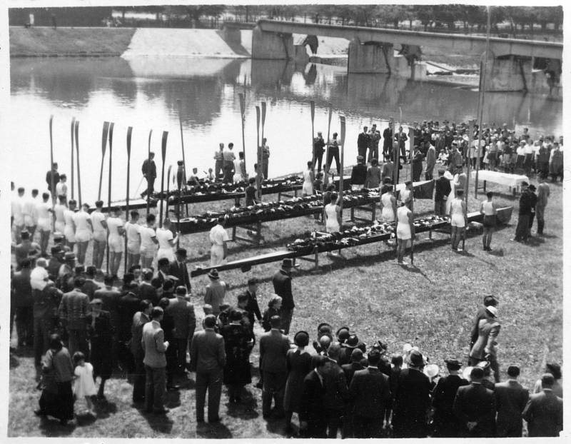 Přerovské veslování slaví 90 let. Slavnostní nástup závodníků před novou loděnicí v roce 1939.