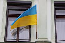 Na radnici v Přerově zavlála ukrajinská vlajka. Přerov tímto způsobem vyjádřil solidaritu svému partnerskému městu Ivano-Frankivsk na Ukrajině.