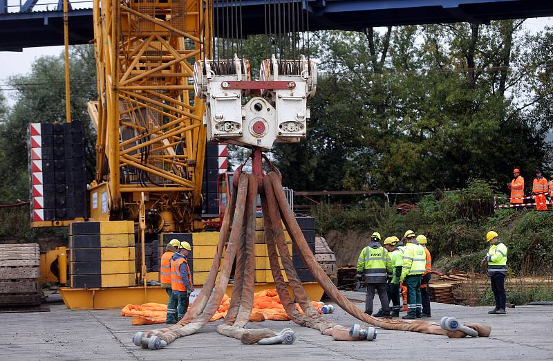 Největší jeřáb v republice odstranil starý železniční most přezdívaný "rámusák" na hlavní trati u Přerova, 26.9.2020