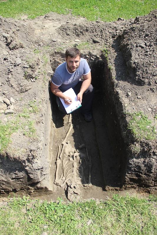 Přerovští archeologové odkryli v areálu hasičské stanice na Šířavě dva kostrové hroby z mladší doby hradištní.