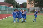 Nováček soutěže z Lipníku nad Bečvou (v bílém) v sobotu cestoval na trávník 1.FC Přerov, ale na body nedosáhl. Za stavu 1:1 se 20 minut před koncem utkání trefil z přímého kopu domácí Kašpárek a rozhodl tak o vítězství svého klubu.