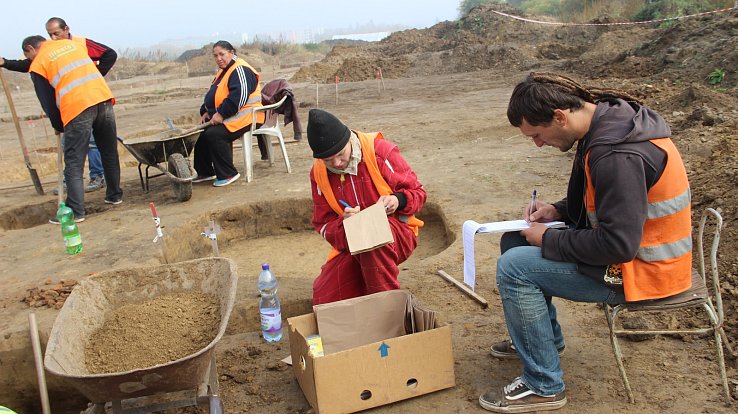 Říjen 2017 - Na trase dálnice D1 mezi Říkovicemi a Přerovem pokračuje záchranný archeologický výzkum. Badatelé nyní prozkoumávají lokalitu v Předmostí.