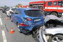Hromadná nehoda šesti aut ochromila v úterý odpoledne provoz na silnici I/55, a to místech sjezdu dálnice D1 na Přerov.