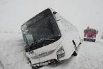 Na zasněžené silnici sjel v sobotu odpoledne do příkopu autobus, který mířil z Křenovic do Kojetína. Při nehodě se zranili tři cestující.