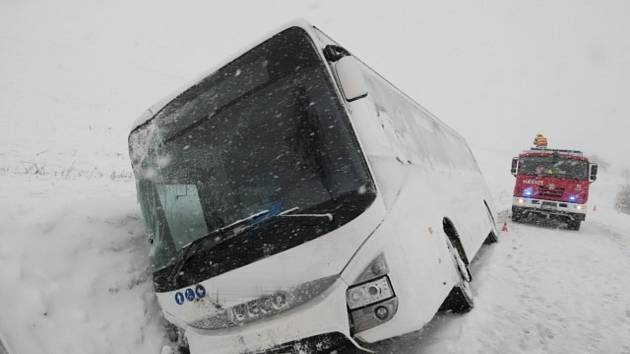 Na zasněžené silnici sjel v sobotu odpoledne do příkopu autobus, který mířil z Křenovic do Kojetína. Při nehodě se zranili tři cestující.