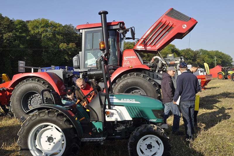 Foto: Vojtěch Podušel. Mistrovství republiky v orbě, které se konalo na poli u Prosenic na Přerovsku, přálo v sobotu počasí.