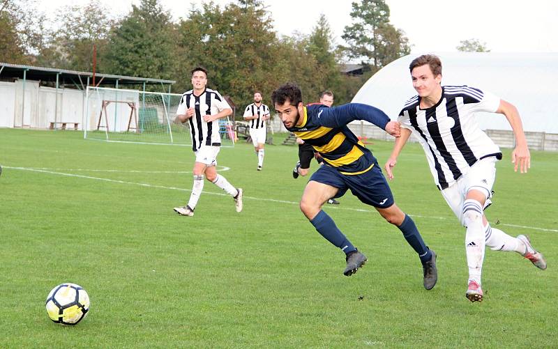 Fotbalisté Želatovic (v černobílém) v utkání s Dolany.