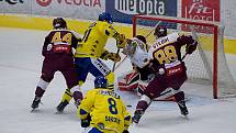 Hokejisté Přerova (ve žlutém) v domácím utkání s HC Dukla Jihlava. Foto: Deník/Jan Pořízek