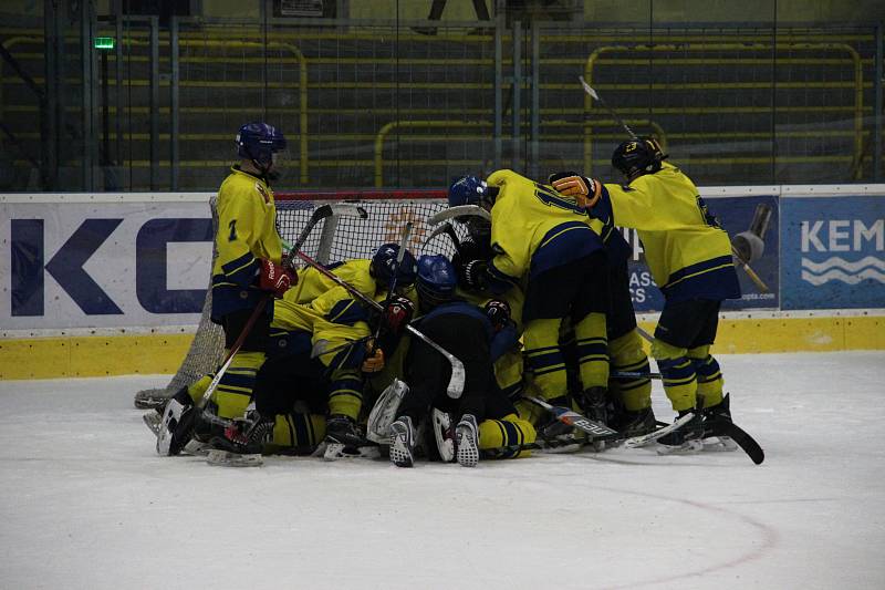 Starší žáci HC ZUBR Přerov (ve žlutém) ovládli Ligu starších žáků a postoupili na MČR.