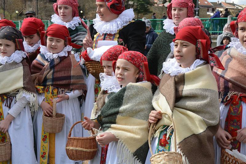 Vhozením smrtky do řeky Bečvy se děti z Folklorního souboru Trávníček rozloučily se zimou. Tradiční vynášení smrtky přilákalo v neděli dopoledne do centra Přerova davy lidí.