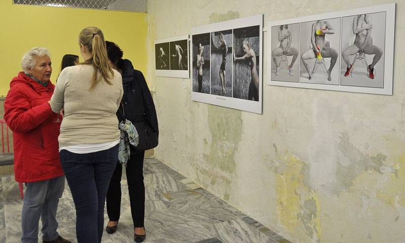 Přerov má nový výstavní prostor v centru města. Premiérově jej ve čtvrtek večer otestovala výstava nadějných přerovských fotografů.