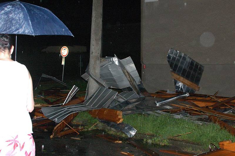 V Kojetíně vichřice strhla střechy u čtyř panelových domů. Záchranka z místa odvážela zraněné a přesný rozsah škod zatím nelze vyčíslit.