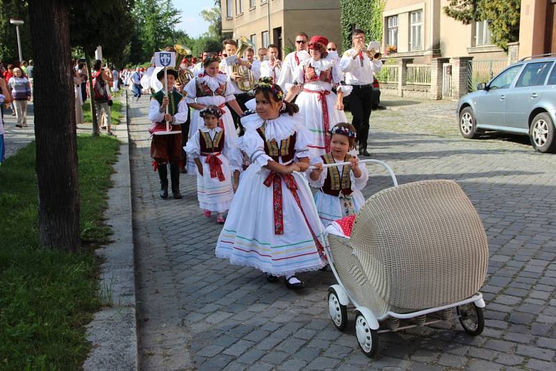 Velkolepý krojovaný průvod Hanáků s Ječmínkovou jízdou králů prošel v neděli ráno ulicemi Kojetína. Město celý víkend žilo tradičními hody.