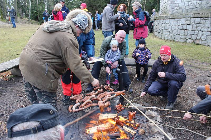 V rozhledně funguje i občerstvení, kde zájemci mohou nakoupit buřty nebo klobásu k opečení, vyjít na vyhlídkovou plošinu a rozhlédnout se po krajině a také si oddechnout v teple.