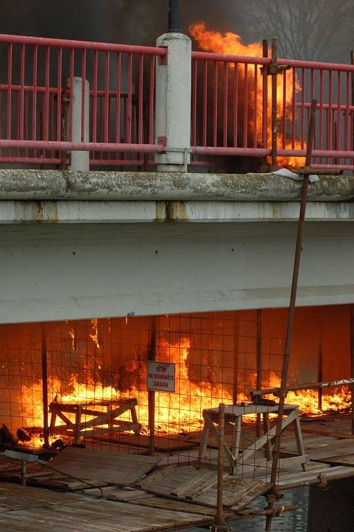 Hasiči zasahují u požáru lávky U Loděnice v Přerově. 18. října 2013 