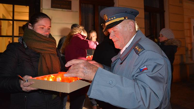 Uctít sedmnáctý listopad přišli  na Masarykovo náměstí v Přerově zástupci vedení města, sokola, Konfederace politických vězňů, Svazu bojovníků za svobodu a dalších organizací.