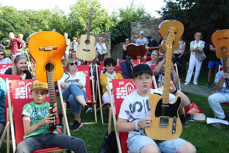 Několik desítek kytaristů se sešlo v sobotu odpoledne na hradbách v Přerově. I když tentokrát rekord v počtu hudebníků, kteří si zahrají společně na jednom místě, nepokořili, atmosféra byla skvělá.