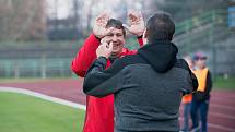 Fotbalové derby mezi domácím Přerovem a Kozlovicemi ovládla 2:1 Viktorka. Radost trenérské dvojice Přerova Richard Švehlík - Pavel Koral (v červeném). Foto: Deník/Jan Pořízek