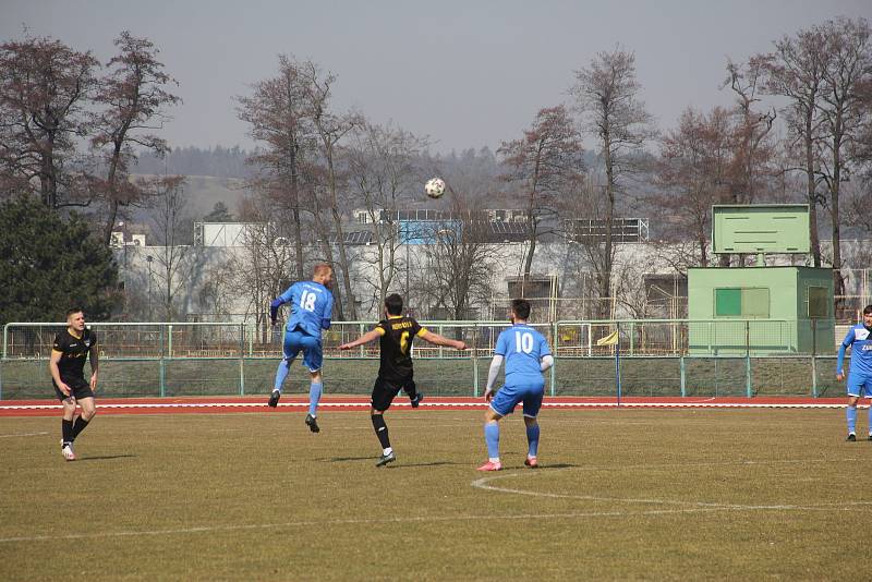 Fotbalisté Přerova (v modré) v generálce na divizní jaro porazili Frenštát pod Radhoštěm.