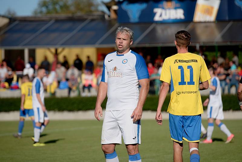 Fotbalisté FK Kozlovice (ve žlutém) proti 1. FC Viktorie Přerov