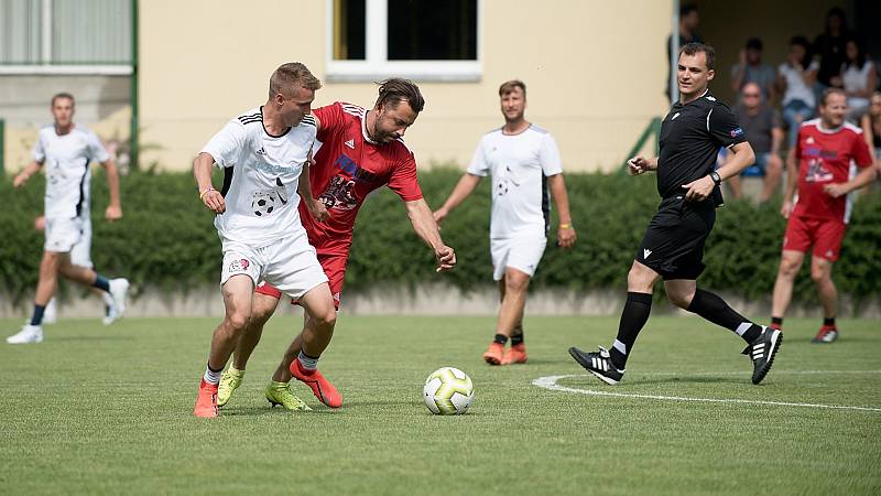 Benefiční fotbalové utkání v Kozlovicích mezi výběrem Kopaček (v bílém) a Hokejek (v červeném)