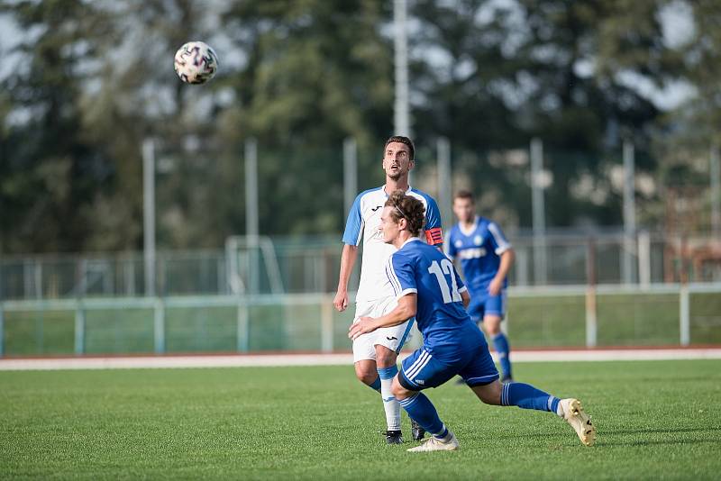 Fotbalisté Přerova (v bílém) proti Tatranu Všechovice.