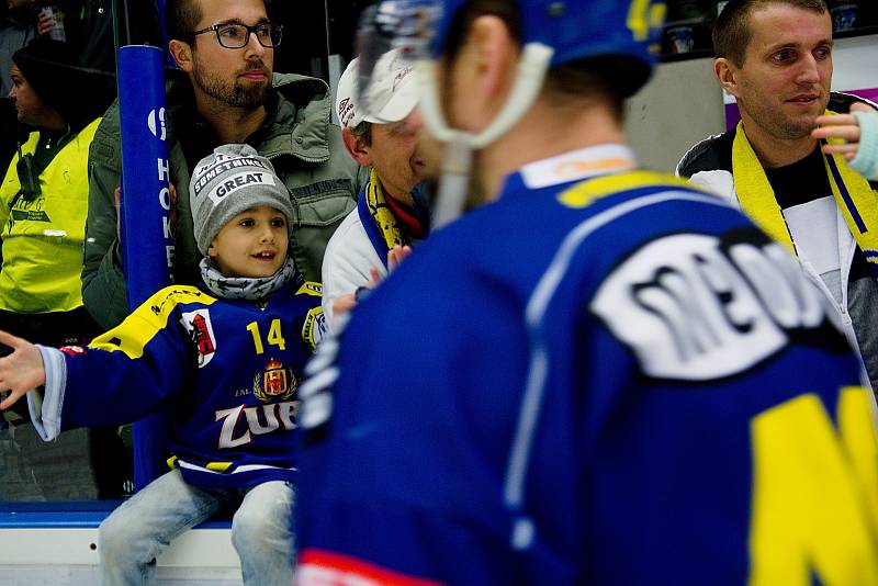 Hokejisté Přerova (v modrém) porazili v domácím derby Prostějov 4:3 po samostatných nájezdech