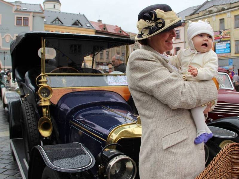 Helfštýnský okruh přivedl motorové veterány i jazz na přerovské náměstí