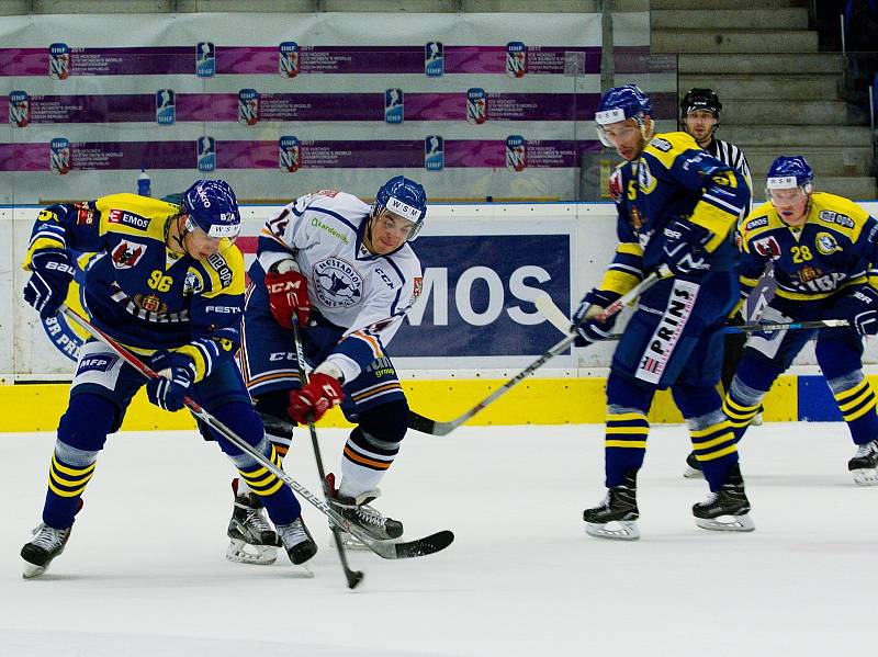 Hokejisté HC Zubr Přerov (v modrém) proti Litoměřicím