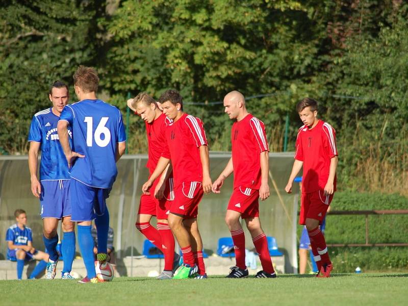 Fotbalisté Slavoje Kojetín (v červeném) v přípravě proti Fryštáku