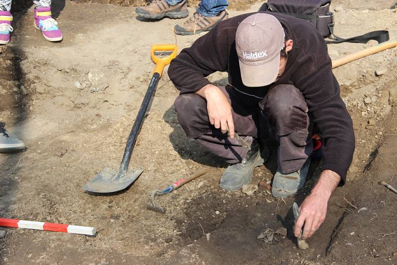 Přerovští archeologové našli v lokalitě u Prioru popelnicové hroby, staré přes tři tisíce let.