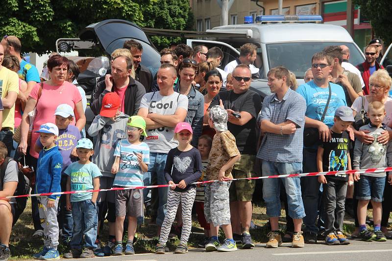 Přerované v úterý oslavili Den Vítězství, bohatý program v Želatovské ulici lákal na vojenskou, policejní i hasičskou techniku. K vidění také  byly i zásahy policistů