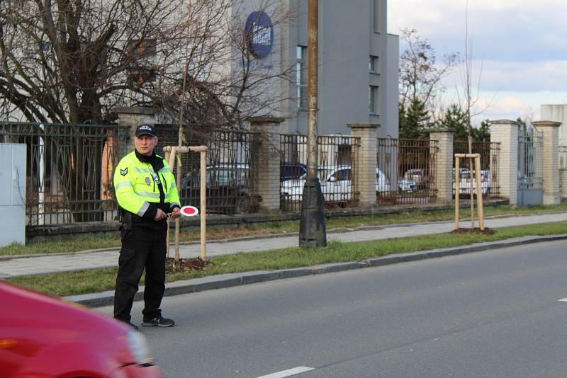 Přerovští strážníci odchytávají řidiče kamionů, kteří si kvůli uzavírce Polní ulice krátí cestu průjezdem přes Kozlovice