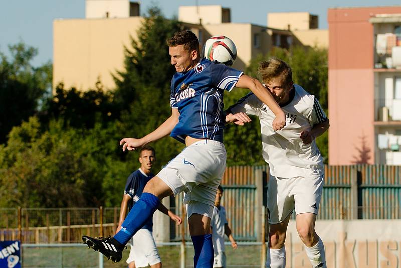 Fotbalisté Přerova (v modrém) proti rezervě 1. HFK Olomouc.