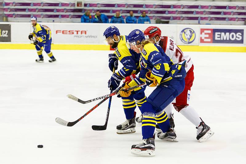 Hokejisté HC Zubr Přerov (v modrém) proti Frýdku-Místku (1:3).