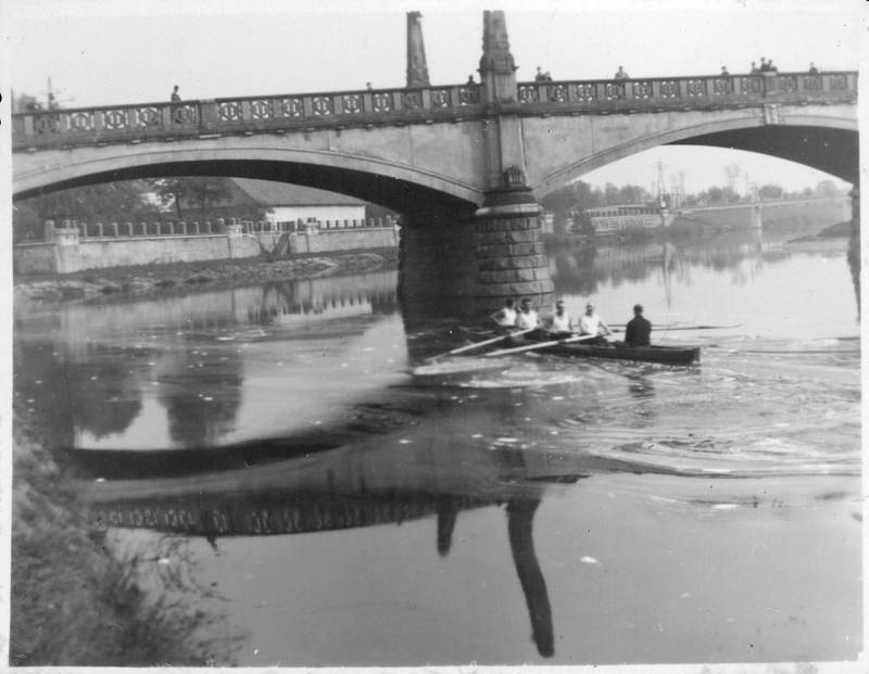Přerovské veslování slaví 90 let. Čtyřka mužů při tréninku pod Tyršovým mostem, rok 1939.