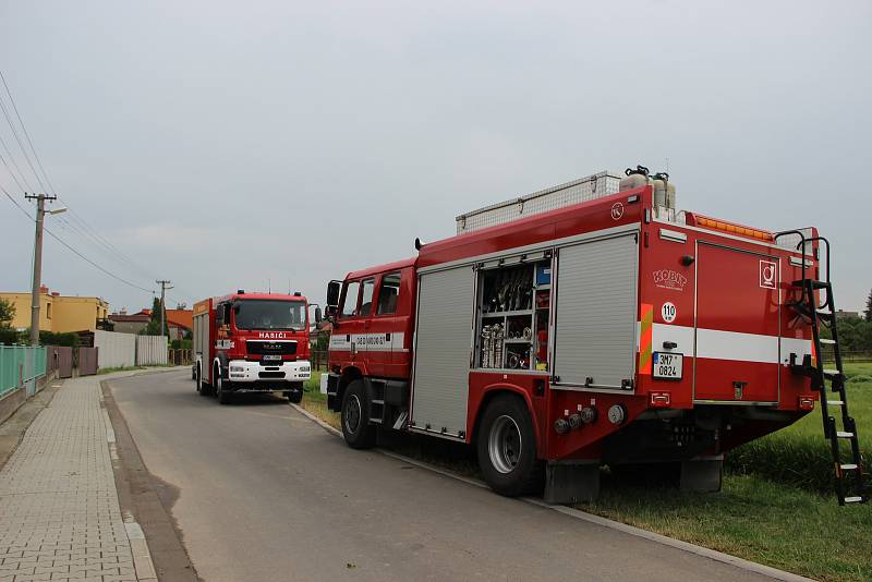 Poničené střechy rodinných domů, vyvrácené stromy a trámy, které se rozletěly jako třísky do okolí. Tak to vypadalo v pátek odpoledne v Uhřičicích na Kojetínsku, kterými se prohnala silná vichřice