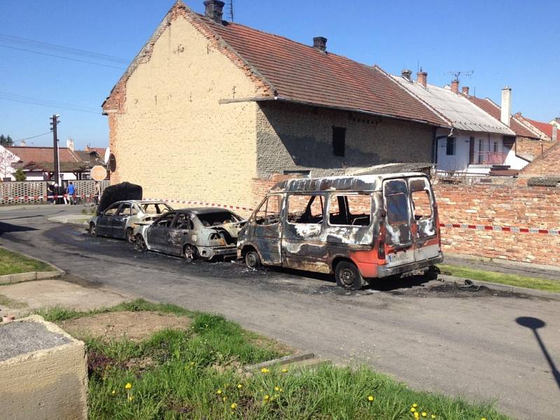 Požár čtyř vozidel likvidovali hasiči v noci na dnešek v obci Měrovice nad Hanou na Přerovsku.