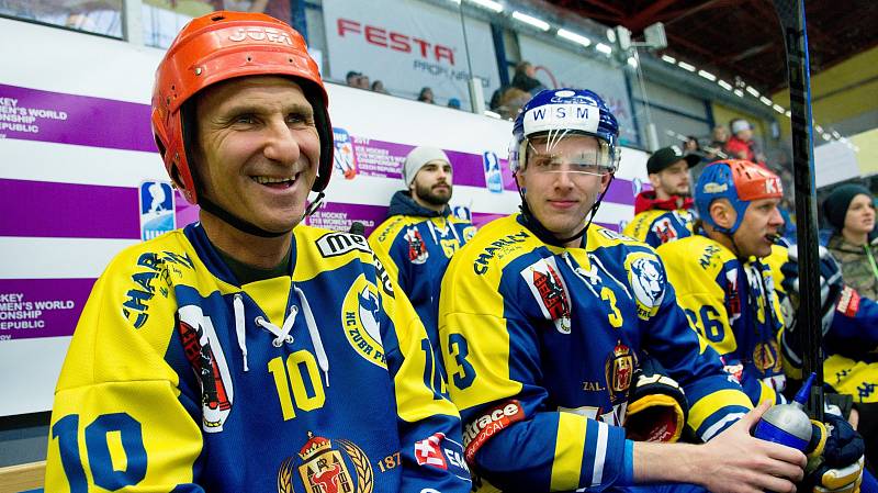 Hokejisté HC Zubr Přerov (v modrém) v "Posledním špílu sezony" profi sým fanouškům. Foto: Deník/Jan Pořízek