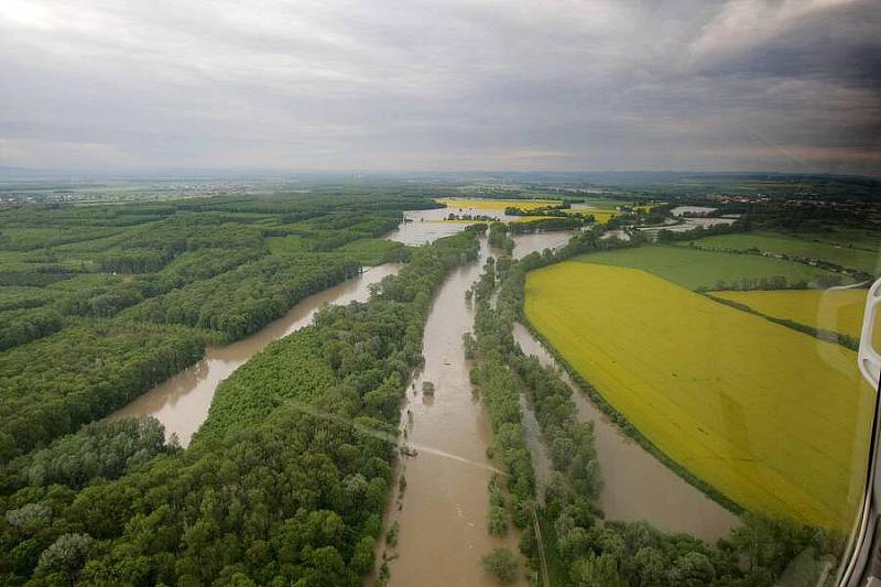 Rozlitá řeka Morava nad Kojetínem, 18.5.2010 ráno