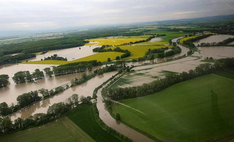 Rozlitá řeka Morava nad Kojetínem, 18.5.2010 ráno