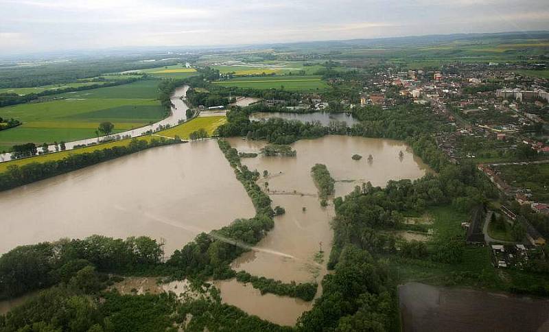 Rozlitá řeka Morava u Kojetína, 18.5.2010 ráno