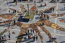 Masarykovo náměstí v Přerově ožilo veřejným land artem. Děti z mateřských a základních škol vytvořily na náměstí koberec z přírodnin ve tvaru slunce. 19. října 2022