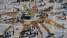 Masarykovo náměstí v Přerově ožilo veřejným land artem. Děti z mateřských a základních škol vytvořily na náměstí koberec z přírodnin ve tvaru slunce. 19. října 2022
