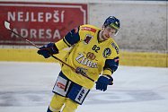 Hokejisté Přerova (ve žlutém) proti HC Dukla Jihlava. Jakub Kubeš