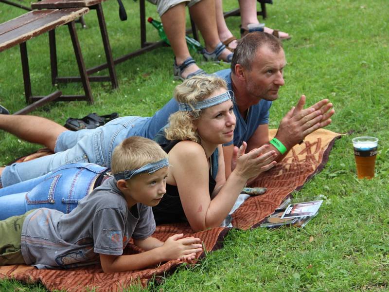 Pohodová nálada vládla v sobotu na osmnáctém ročníku festivalu trampské, folkové a bluegrassové hudby Tovačovský portál.